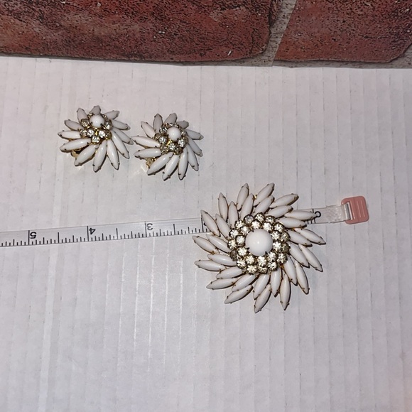 Judy Lee Navette White Milk Glass & Rhinestones Swirl Brooch w/set of earrings - Picture 6 of 17